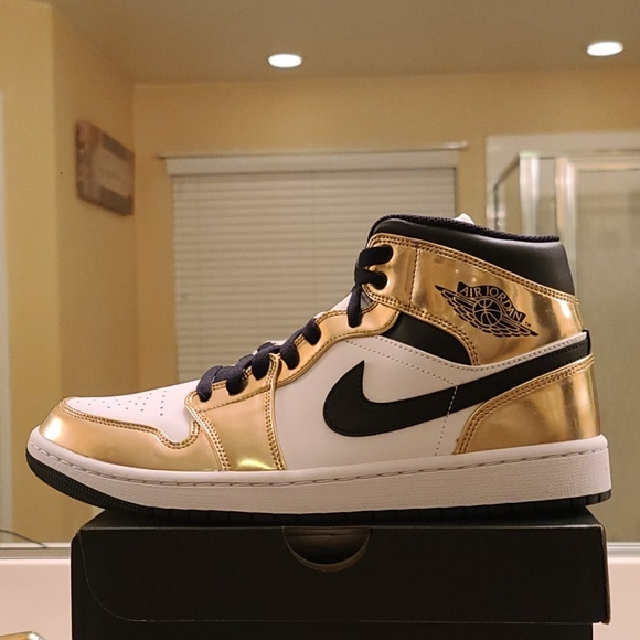 AIR JORDAN 1 MID SE 'METALLIC GOLD' - Picture 2 of 8